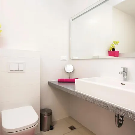 Stunning In With Kitchen Apartment *