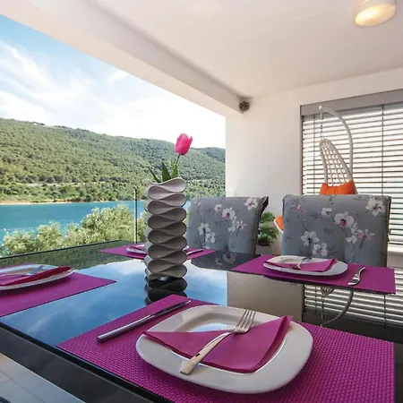 Stunning In With Kitchen