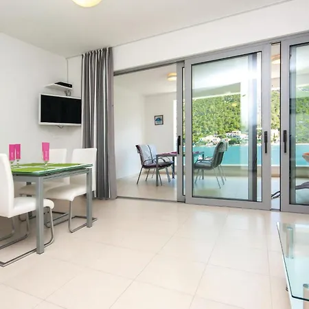 Stunning In With Kitchen